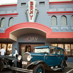 이 도시의 유명 영화인과 식당 경영인이 손잡고 웰링턴 근교에 세워진 오래된 록시 시네마 영화관에 새로운 생명을 불어넣었다.