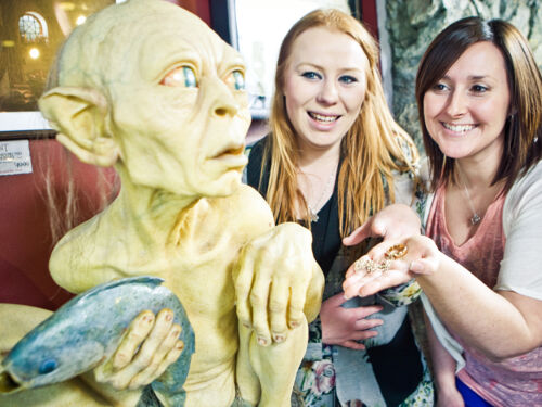 웨타 케이브를 방문해 영화 제작의 뒷이야기를 알아보기