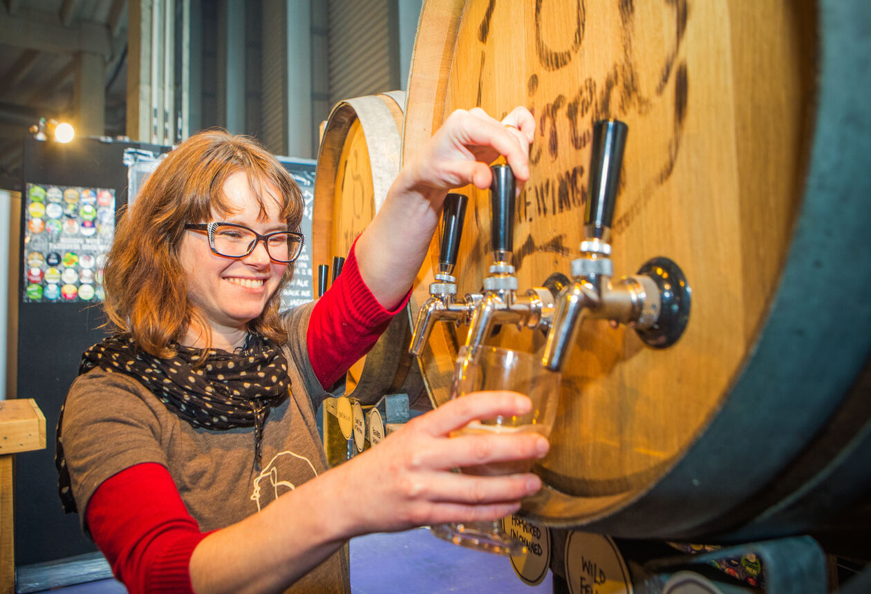 ニュージーランドにビールが深く根付いていることはご存じですか。クラフトビールのフェスティバルに参加すると、各地の醸造家に会って新たな味わいを見つけたり、音楽を聴きながら仲間と飲みかわしたりしてビールを満喫できます。