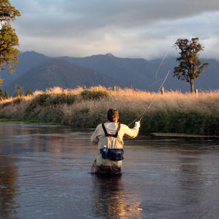 ウエストコースト地方の人里離れた河川ではエキサイティングなフィッシングを体験できます。