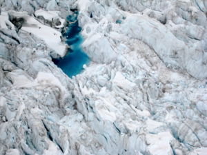 福克斯冰川（Fox Glacier）融化后的冰川湖