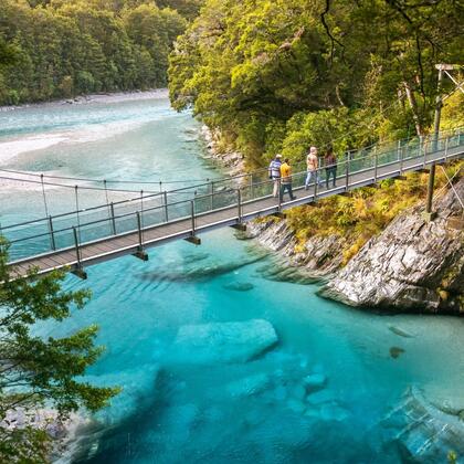 빙하로 덮인 웅덩이 뛰어 넘기