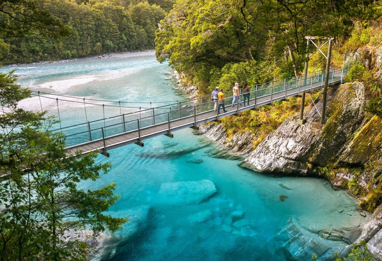 하스트는 테 와히포우나무 세계유산지역의 중심에 있으며, 국립공원이 북쪽, 남쪽, 동쪽으로 펼쳐져있다.