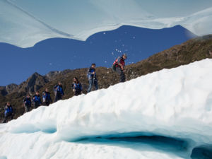フォックス氷河の氷上をウォーキング