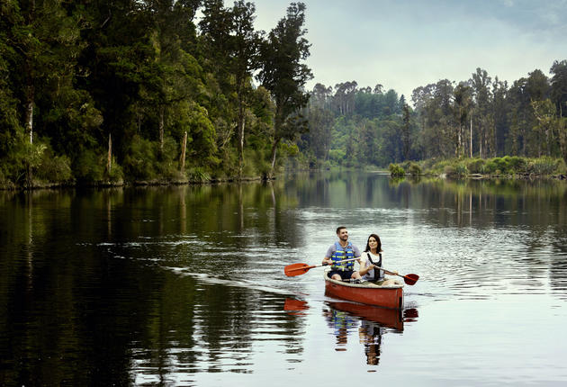 数千公里的海岸线、众多的湖泊与河流，无怪乎新西兰会成为水上运动的乐园。