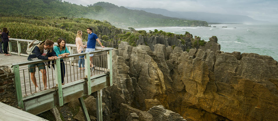 在普纳凯基千层岩欣赏海浪拍打岩石，感受大自然独特体验。