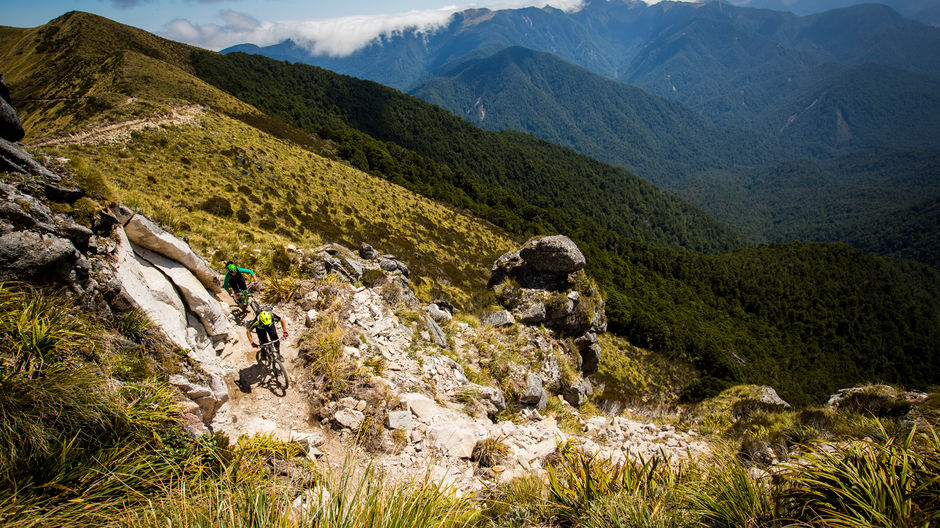 뉴질랜드에서 가장 최근에 조성된 산악자전거 트랙의 하나인 올드 고스트 로드는 경험이 풍부한 하이커와 MTB 라이더들에게 잊지 못할 도전을 선사한다.