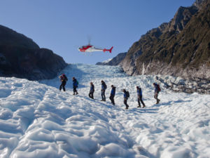ヘリコプター遊覧でフォックス氷河に着陸