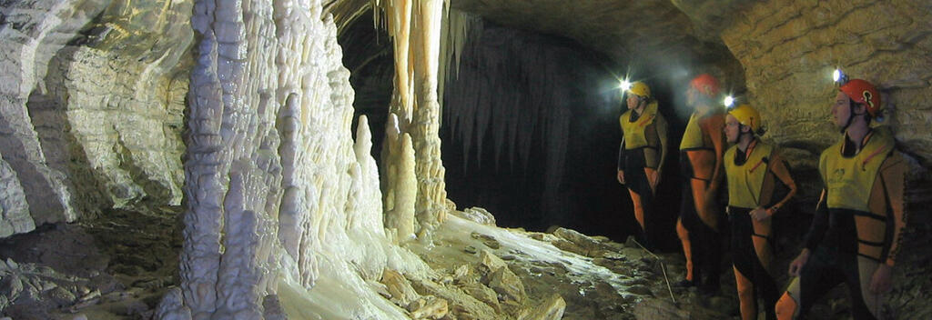 ウエストコーストのチャールストン近くで洞窟探検