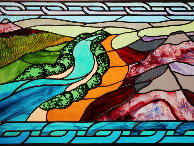 太阳透过彩绘玻璃窗投下迷人的七色光束.