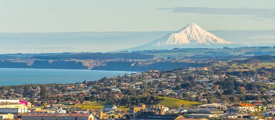 Whanganui's coastline features spectacular beaches and uninterrupted mountain views.
