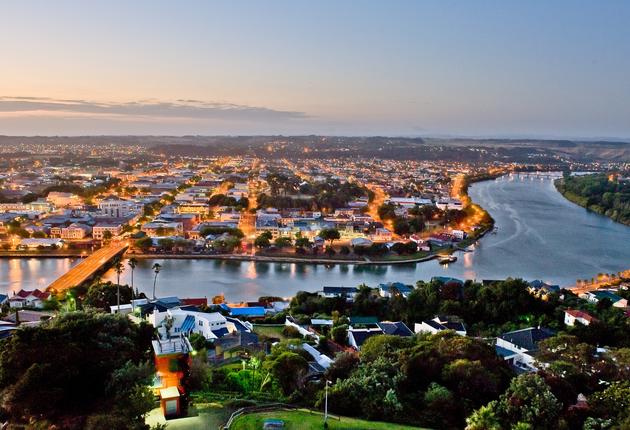 旺格努伊市坐落于塔斯曼海（Tasman Sea）的海滨，波澜壮阔的旺格努伊河（Whanganui River）的入海处。有古建筑、明轮船及许多其它游览项目。
