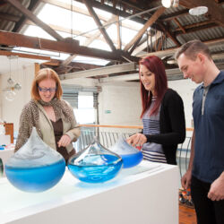 ギャラリーの多いワンガヌイでは、様々なスタイルの美しいガラス作品が手に入ります。