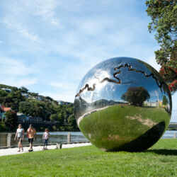 ソンム・パレード沿いにはダイナミックな作品が設置されています。