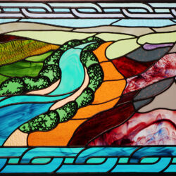 ステンドグラスに太陽の光がさすと、ひときわ美しく見えます。