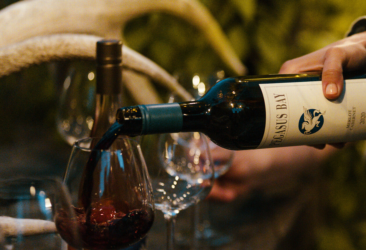 Distinctive wine regions and a focus on sustainability and innovation are some of the defining characteristics of New Zealand’s wine industry, making it a hotspot for wine tourism.