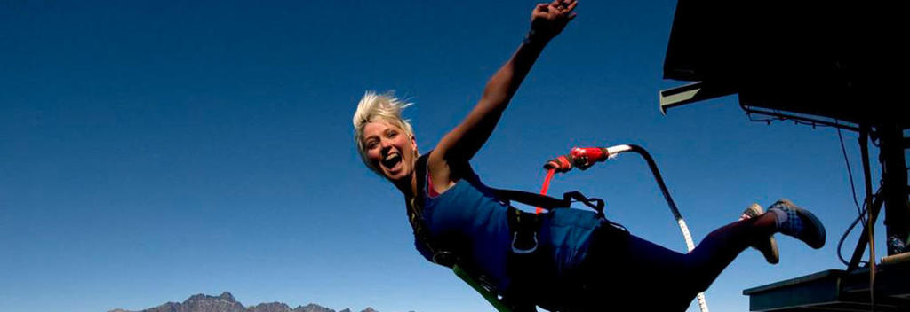 Extreme-Bungy-Jumping mit Klippensprung-Possen! Abenteuerspielplatz Neuseeland!