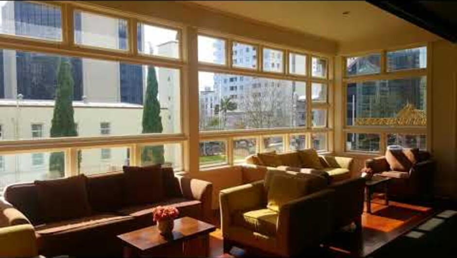 Kiwi International Hotel hotel city: Auckland - Country: New Zealand Address: 411 Queen Street; zip code: 1010 Offering quality affordable accommodation in the heart of Auckland CBD (Central Business District), Kiwi International Hotel features a restaura