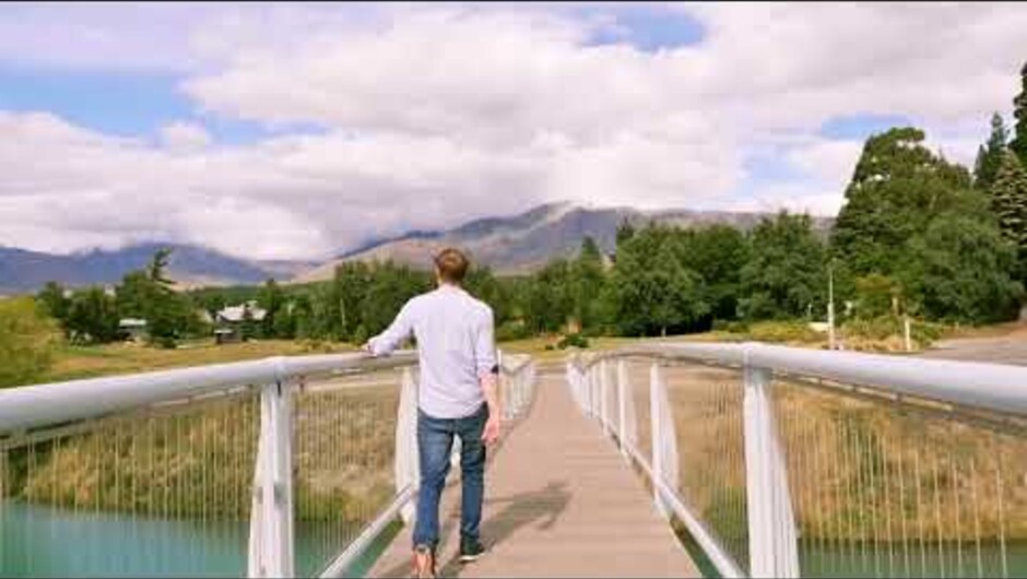 Der Lake Tekapo ist umgeben von den Southern Alps, die sogar im Sommer noch schneebedeckt sind und im Gegensatz zu der intensiven Farbe des Sees stehen. Das milchige Türkis entsteht durch feinen Felsstaub, der durch die Gletscherbewegungen zermahlen wird.