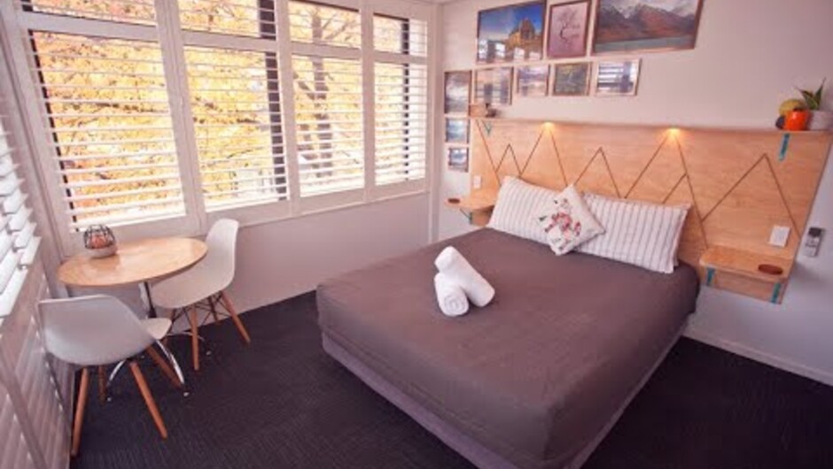 Absoloot Hostel Queenstown - Luxury En-Suite Queen Room: Stunning views guaranteed.
Are you in need of a break in beautiful Queenstown (Tahuna)?  Treat yourself or your partner to a champagne experience without the price-tag.