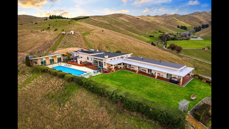 Mountainview Villa Luxury Lodge, a premier accommodation nestled in the hills of New Zealand's wine capital.