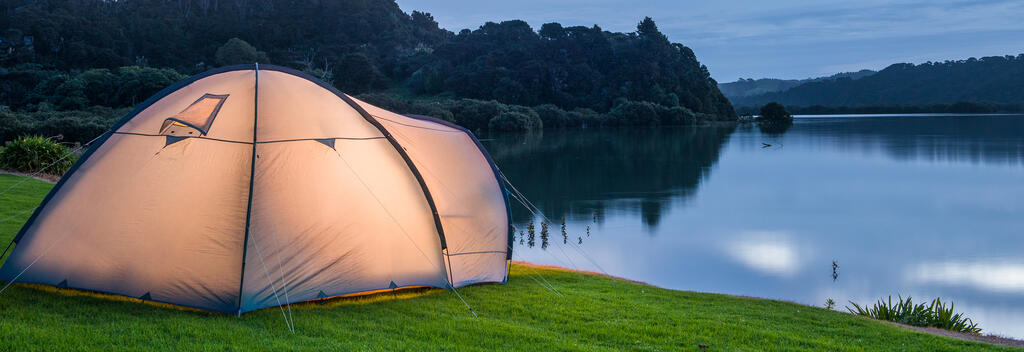 Zeltplatz mit Blick aufs Wasser, Waitangi Holiday Park