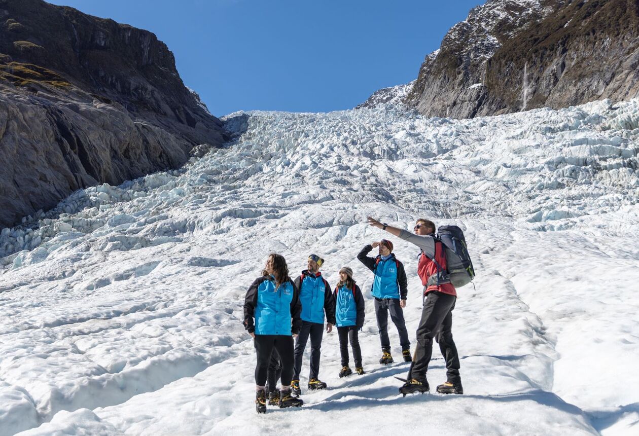 In Neuseeland gibt es viele atemberaubende Gletscher. Die meisten von ihnen befinden sich auf der Südinsel im Bereich der Hauptwasserscheide in den Südalpen.
