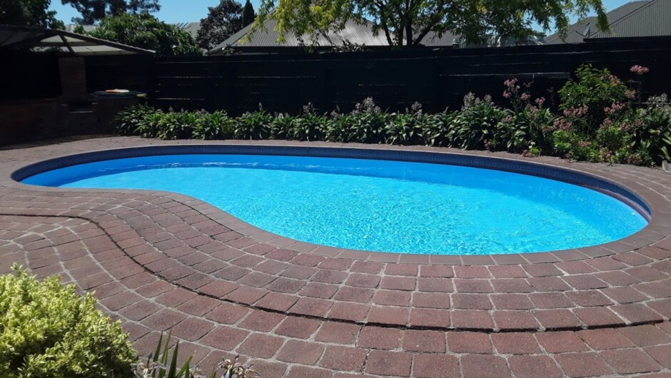 Summer Solar Heated Swimming Pool, Sundowner Motel