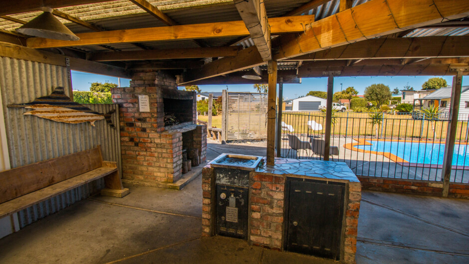 Outdoor kitchen & BBQ area.