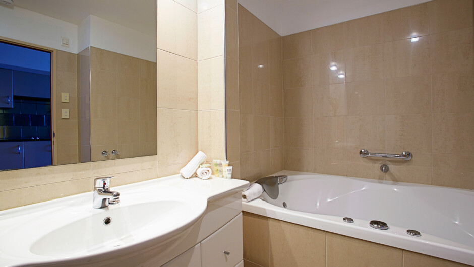 Premium 5 star studio - Bathroom. Spa bath and shower