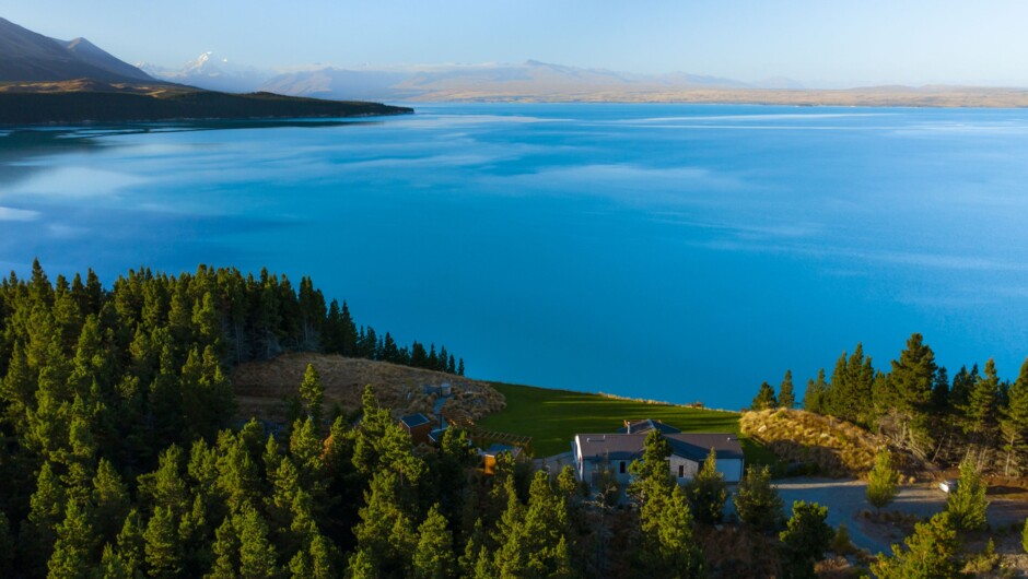 Ashley Mackenzie Villa overlooks Lake Pukaki and Aoraki Mt Cook.