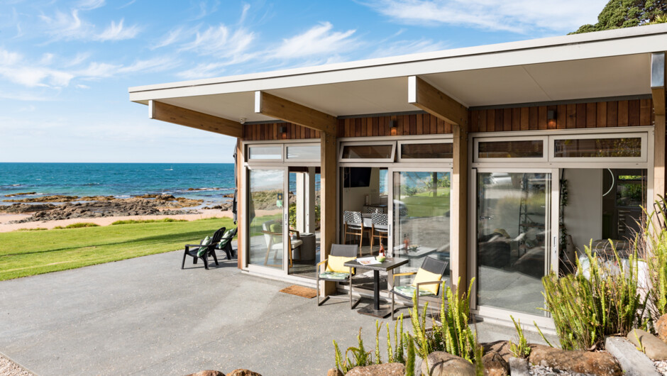 The Beachfront Cabana, Luxury couples accommodation at Golden Sand Cable Bay.
