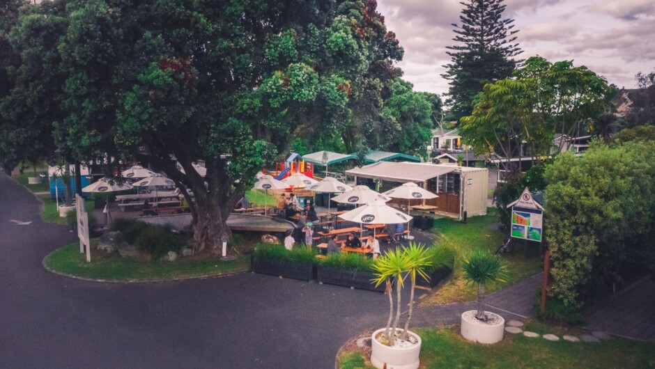 Looking for places to eat in Hahei? In the summer months, guests love the convenience and conviviality of Bar Hei, Beach Buns Burgers and Woody's Pizza onsite. Allpress coffee is served daily.