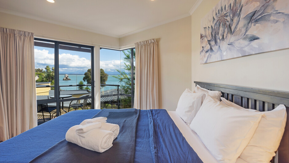 Master bedroom with private balcony &amp; views on Fifeshire Rock