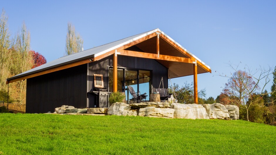 Custom built for couples and families the design of Ripples Retreat was deeply influenced by nature. Locally sourced, natural limestone boulders frame the deck and autumn tones are carried throughout the exterior and interior. Ripples can sleep a family o