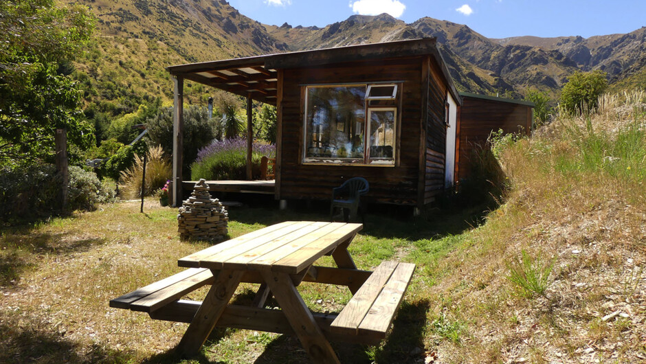 Fantail Cottage with private picnic area, garden and "Kiwi Hot Tub"