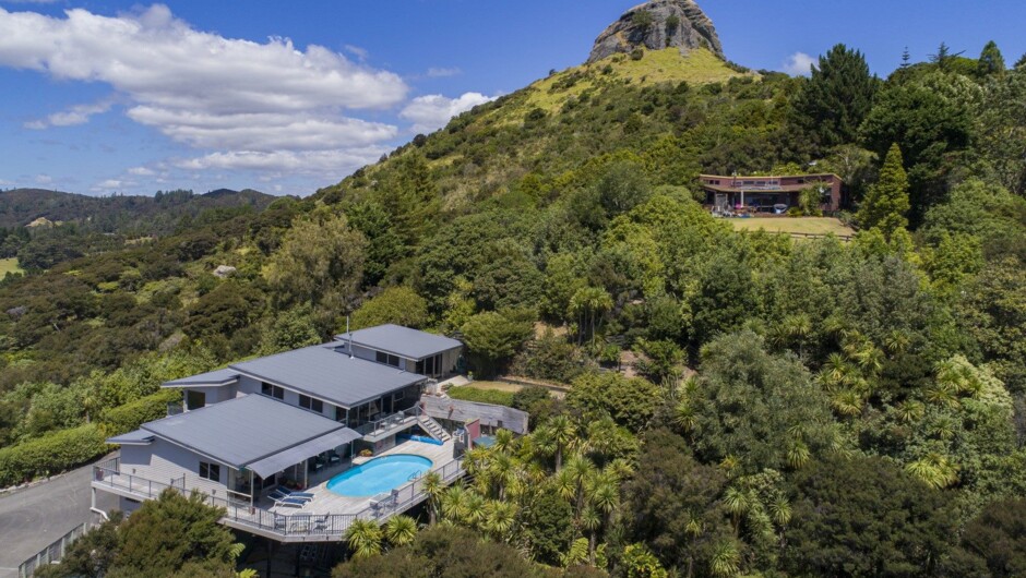 King's View Lodge sits in a very special spot, directly below St. Paul's Rock in scenic Whangaroa.