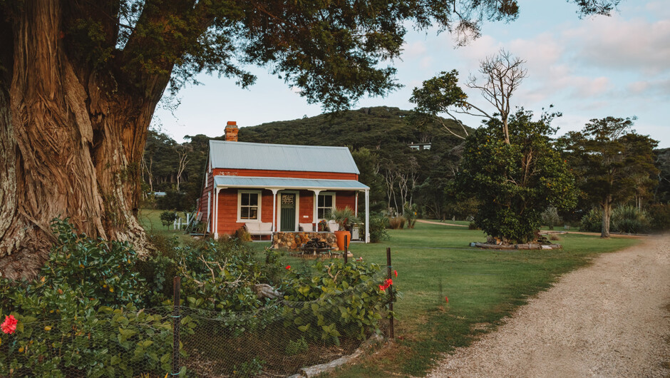 Nestled at the water’s edge alongside the swimming pool, the Honeymoon Cottage exudes rustic charm and timeless elegance. Dating back to the 1860s, this quaint abode boasts a rich history, once accommodating a close associate of Governor Grey. Featuring a