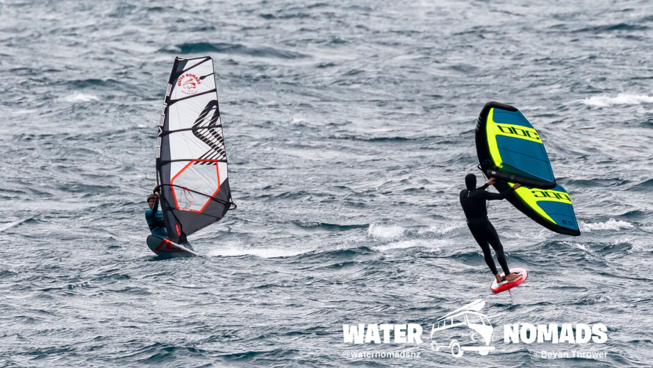 Windsurfen and Wingen auf einem der zahlreichen Seen der Südinsel Neuseelands
