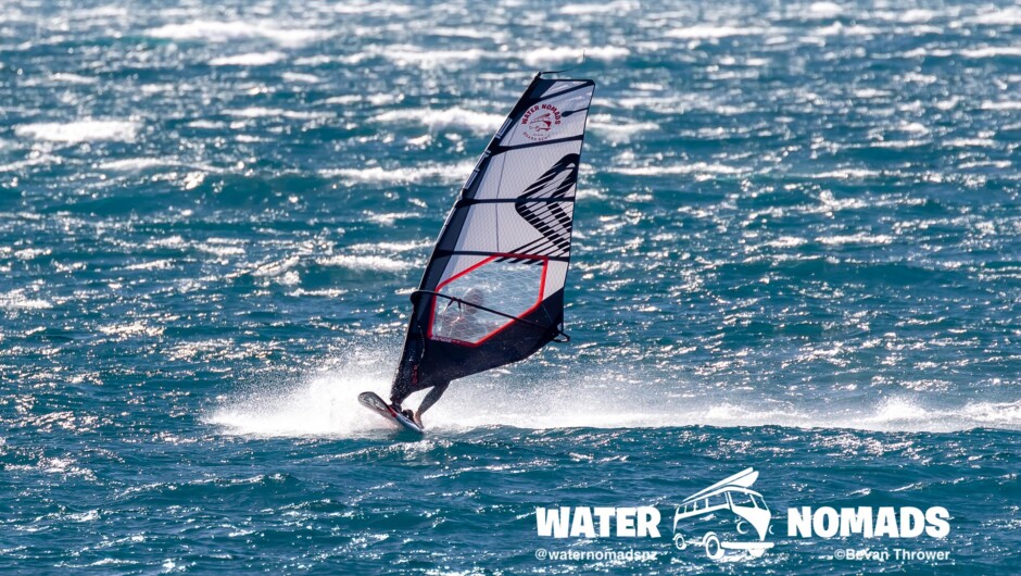 Windsurfen an einem windigen Tag auf einem der zahlreichen Seen der Südinsel Neuseelands