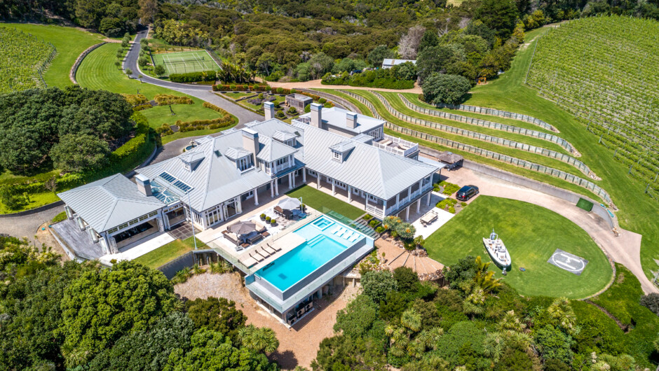 The staggering Te Rere estate overlooking the Hauraki Gulf, with views back to Auckland and Rangitoto. Recently modernised by the new owner. The estate now comprises of 8 bedrooms, 7 bathrooms, a state-of-the-art gymnasium, Infinity swimming pool, hot tub