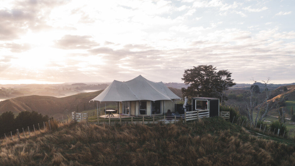 Glamping on top of the hill with stunning 360 degree views of rolling Waitomo farmland.
