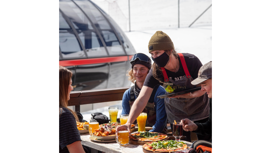 Nothing beats a cold beer and hot pizza after some runs - Enjoy Mt Hutt's range of food and beverage options to keep you energised.