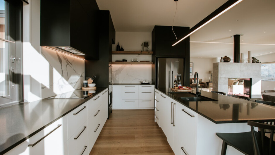 Fully equipped modern kitchen.