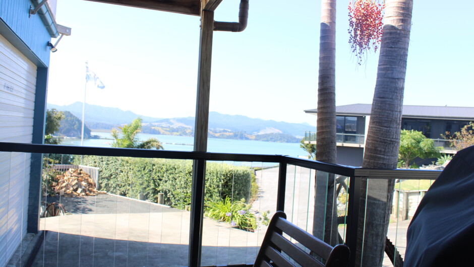 Bay View Studio. Is a 42 m² room with private ensuite bathroom. Private access ground Storey room with southwest aspect and a private patio with a lovely view of Mcgregor bay capturing afternoon sun.