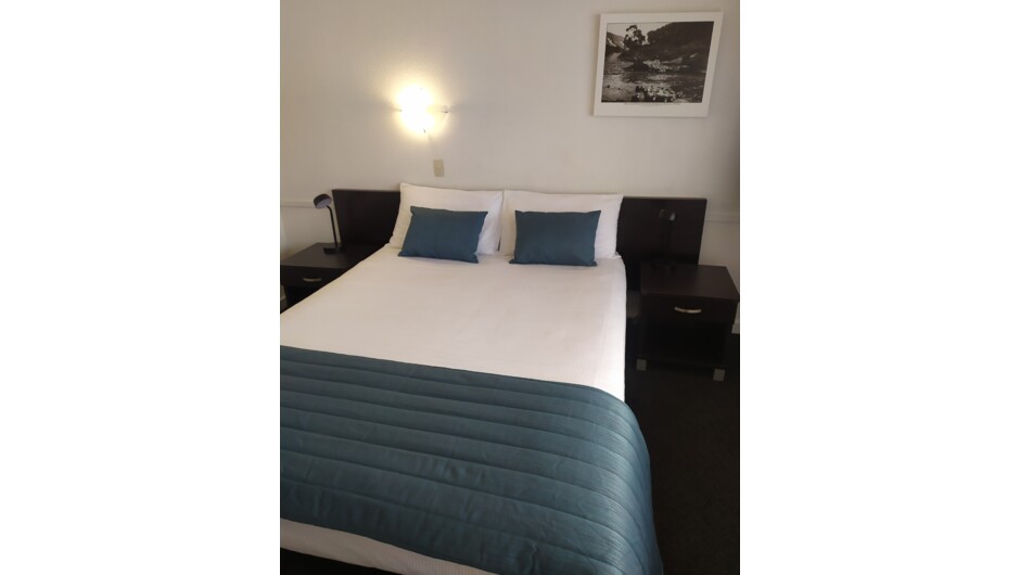 Queen Studio - Queen bed. Ensuite bathroom with free toiletries, free WIFI, flat screen TV, tea and coffee making facilities, refrigerator, toaster, air fryer, and microwave. Heating and electric blankets.