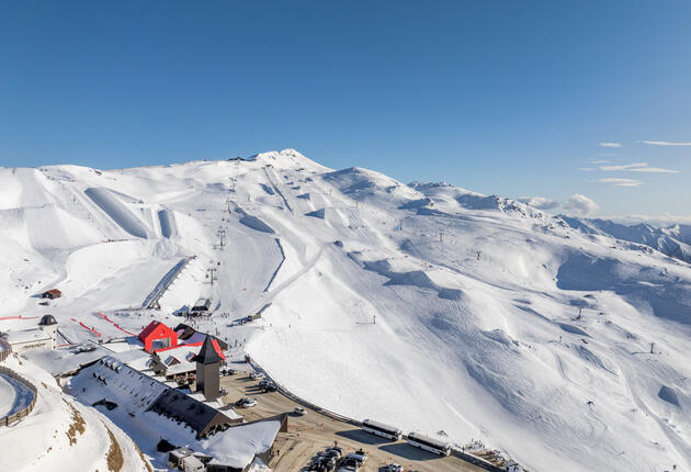 New Zealand's biggest ski resort has got you covered - whether you're on a family snow holiday or chasing fresh lines with friends, you'll find more space to play, conveniently nestled between Queenstown & Wanaka.