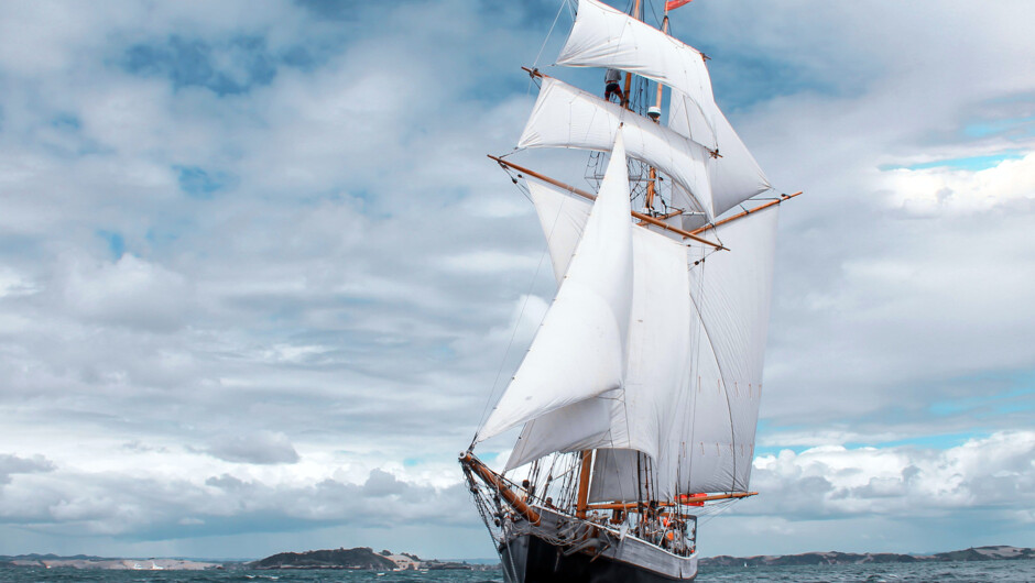 The R. Tucker Thompson under full sail!