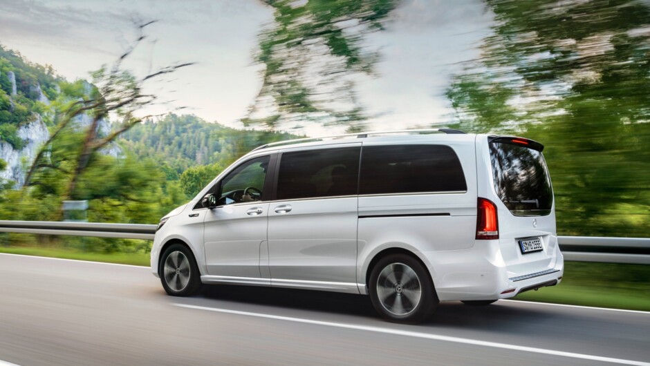 Business van class for up to 6 passengers and large 5 pieces of luggage