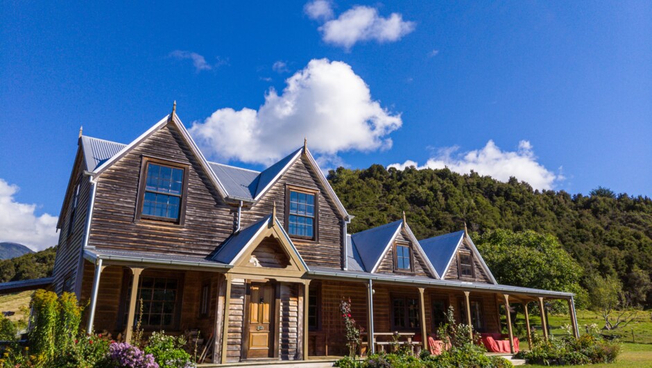 The Baton House was built as a replica of the hotel which originally served gold miners in the late 1800s.
